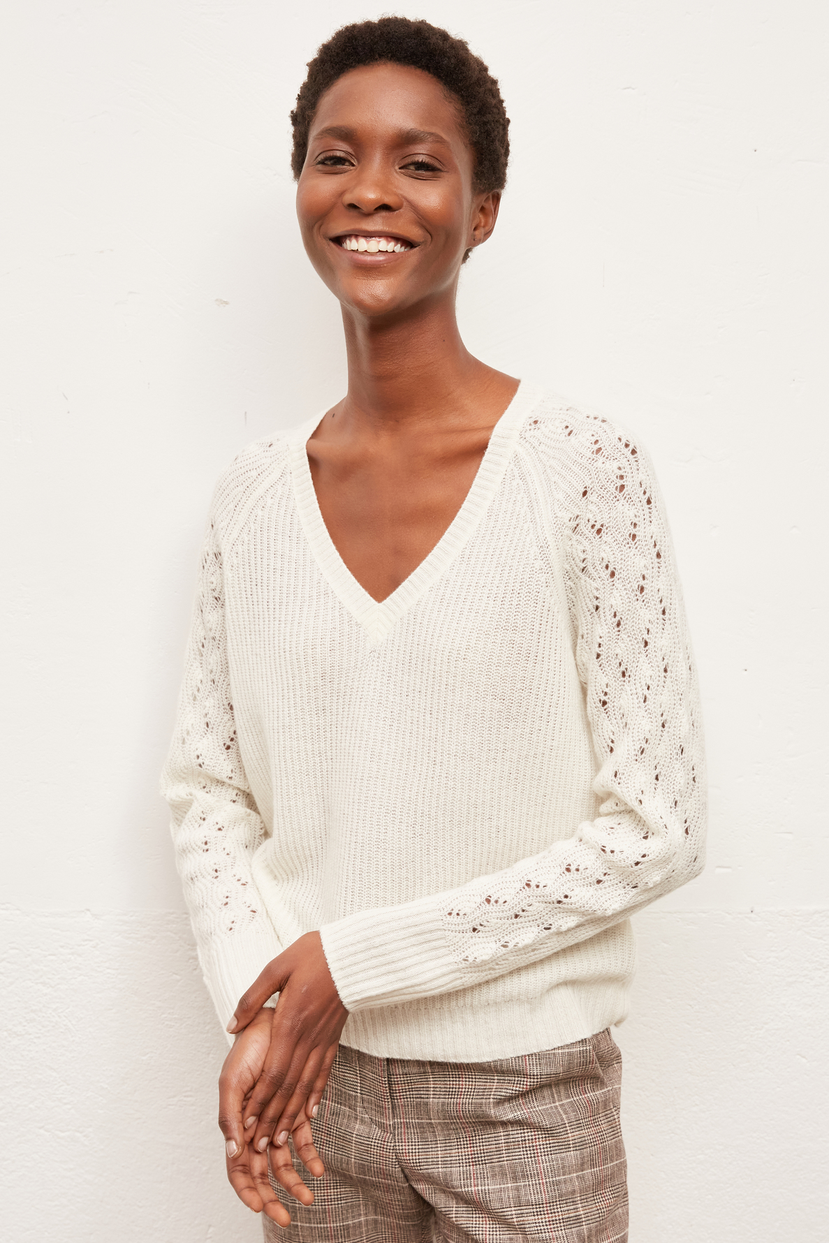 EMY - Pull V en laine et cachemire avec ajours Gerard Darel seconde main photo 4